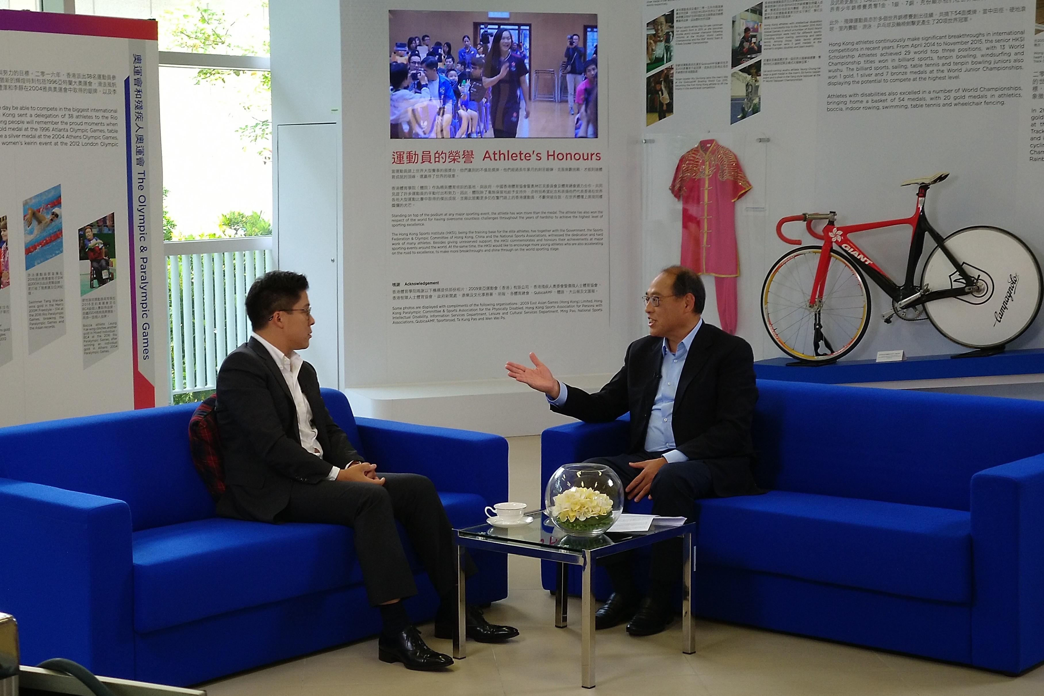 體院主席林大輝博士（右）主持新的體育節目，與知名體育界嘉賓探討本地體育發展。